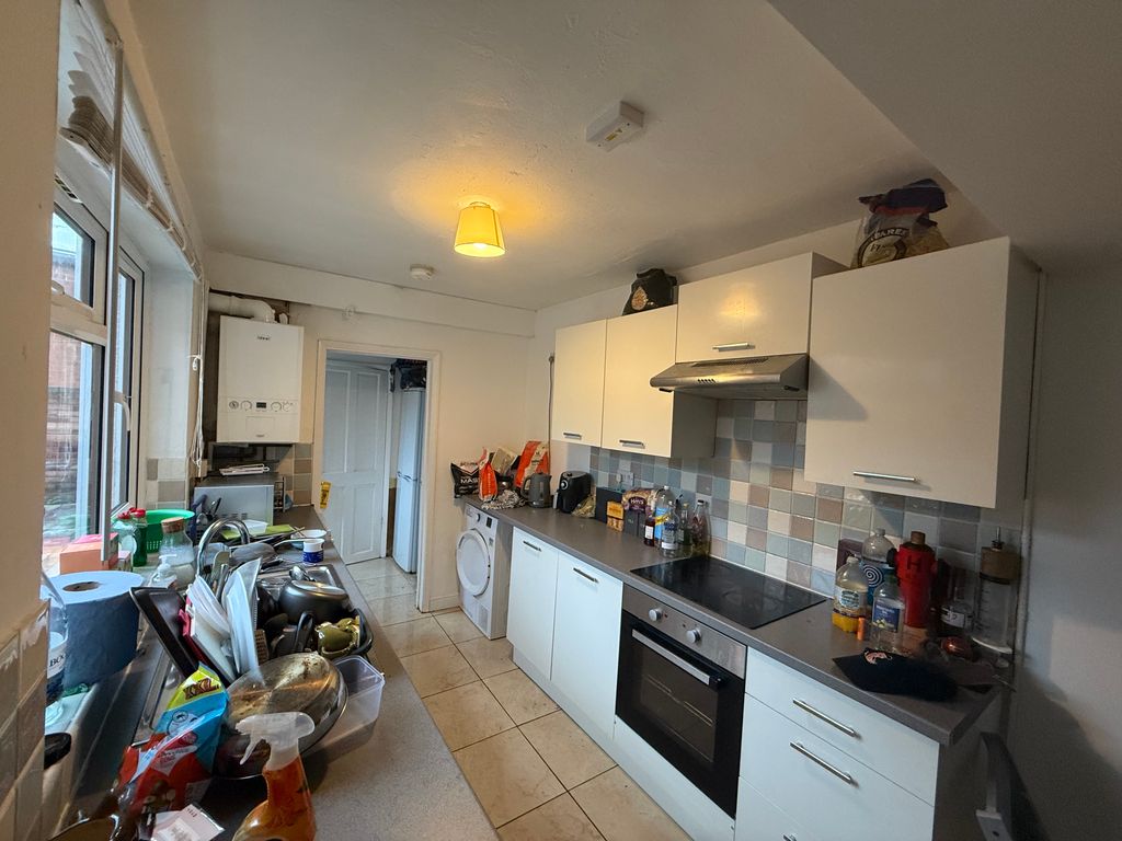 Property photo 2 of 7 Kitchen