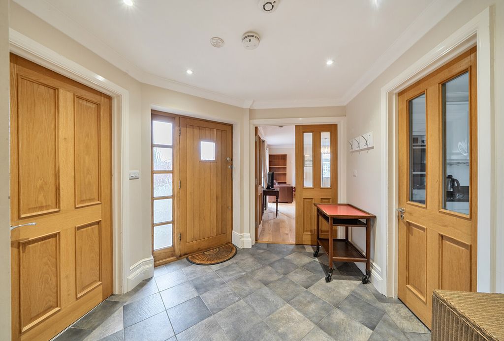 Property photo 3 of 18 Entrance Hall