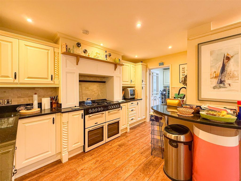 Property photo 2 of 19 Kitchen