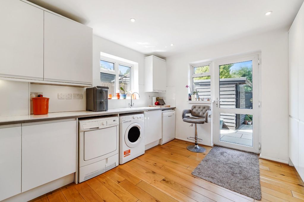 Property photo 3 of 12 Yewlands Close (4).Jpg