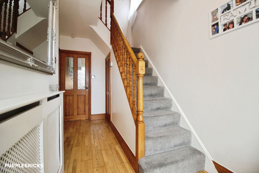 Property photo 2 of 21 Entrance Hall