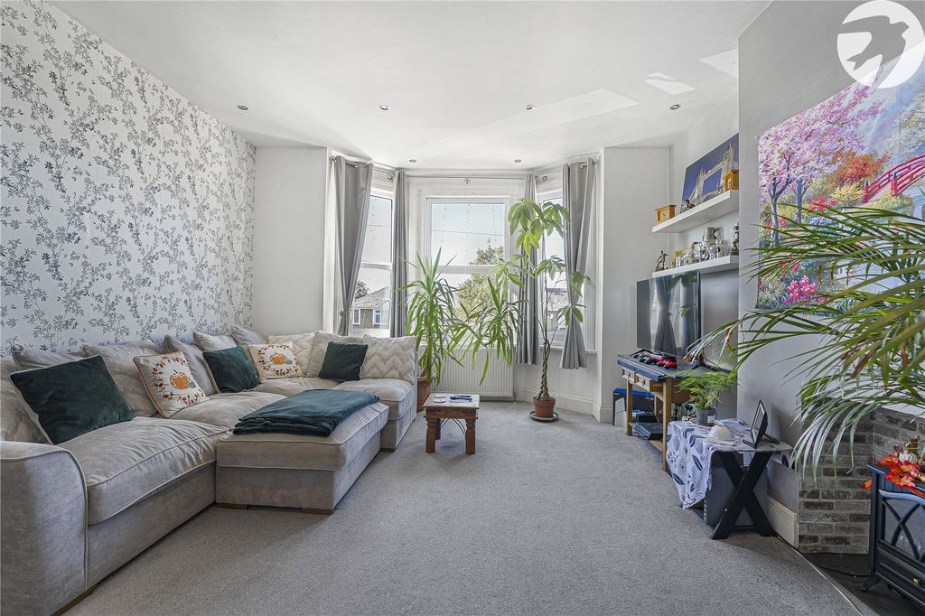 Property photo 2 of 21 Lounge