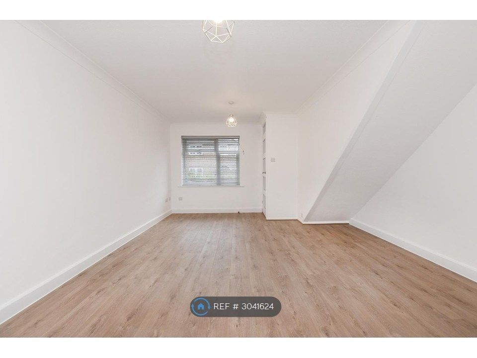 Property photo 3 of 15 Bright And Spacious Living Room