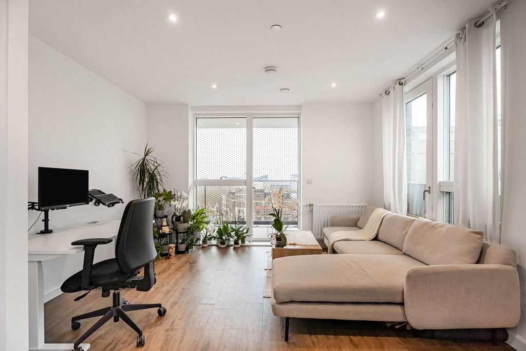 Property photo 2 of 24 Reception/Kitchen