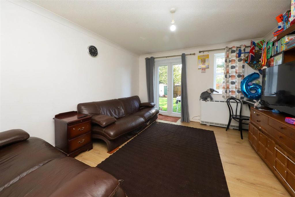 Property photo 3 of 7 Living Room