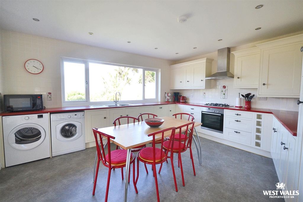 Property photo 3 of 30 Kitchen/Dining Room