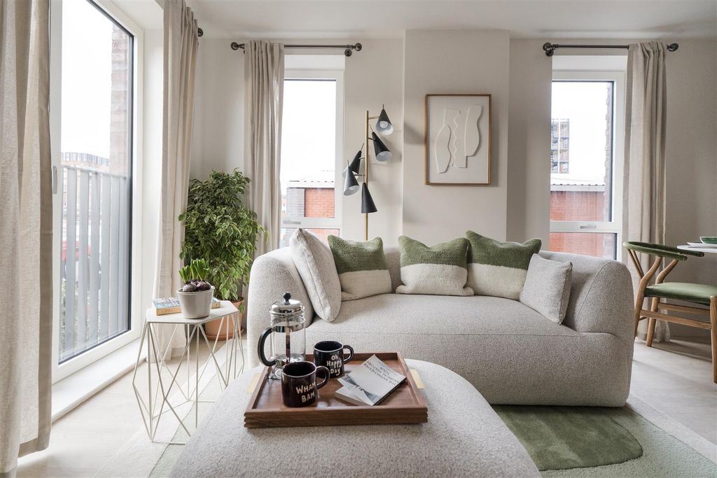 Property photo 1 of 13 Sofa And Windows.Jpg