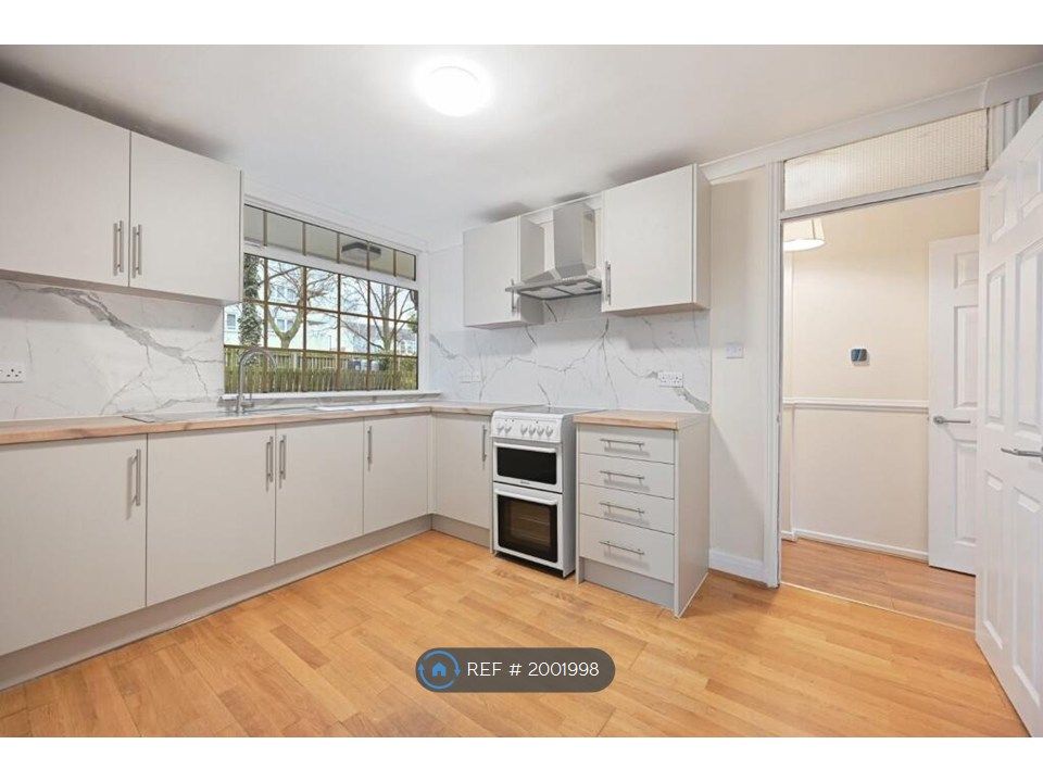 Property photo 2 of 11 Kitchen