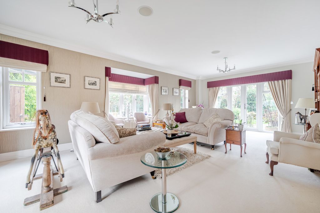 Property photo 3 of 14 Sitting Room