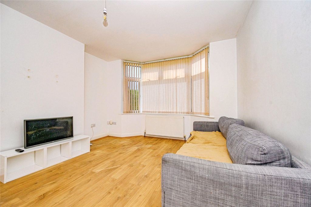 Property photo 3 of 15 Lounge