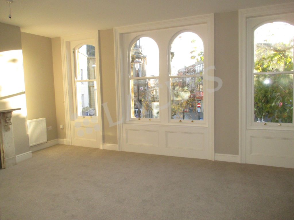 Property photo 3 of 7 Lounge 2