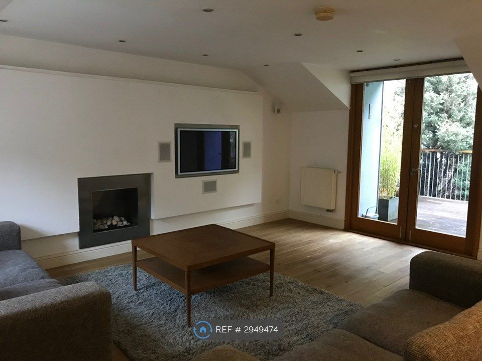 Property photo 1 of 10 Lounge With Access To Deck