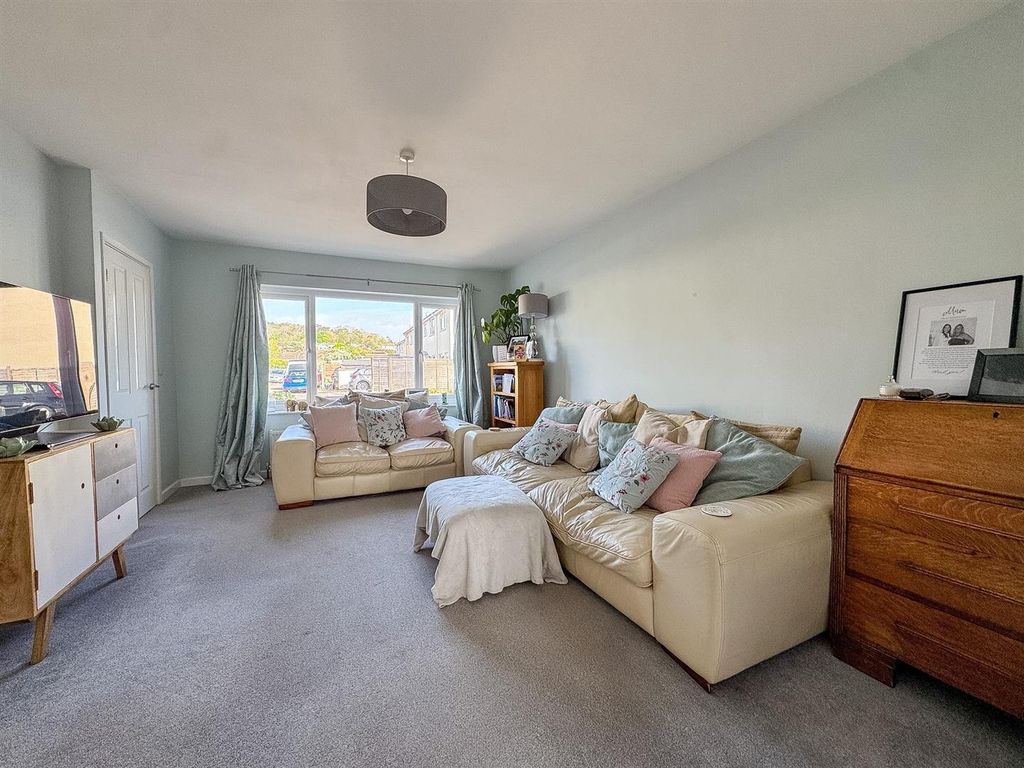 Property photo 2 of 17 Lounge