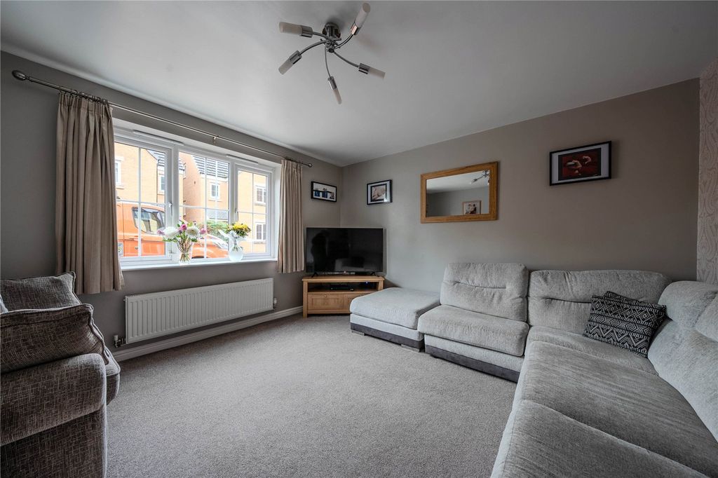 Property photo 2 of 18 Lounge