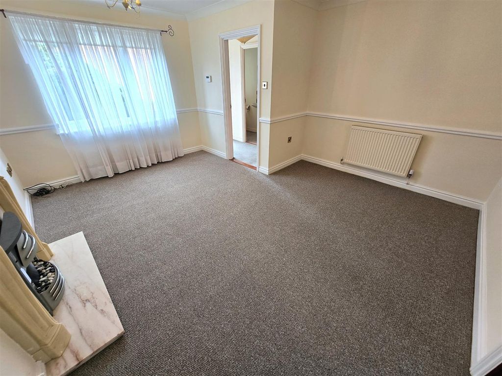 Property photo 2 of 14 Lounge