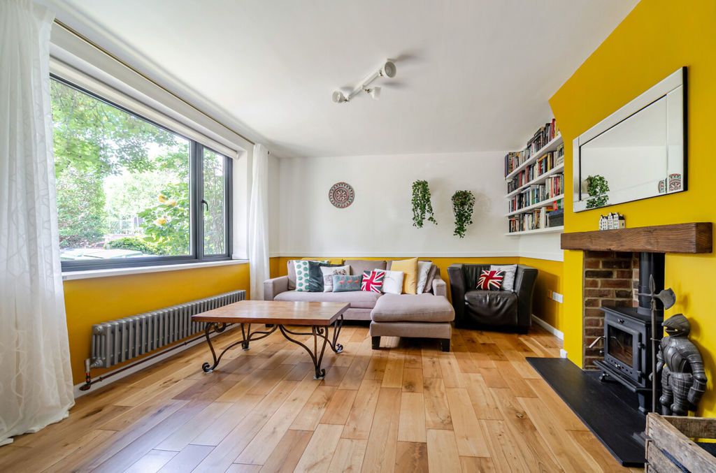 Property photo 3 of 20 Lounge