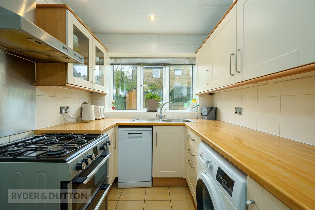 Property photo 3 of 18 Kitchen