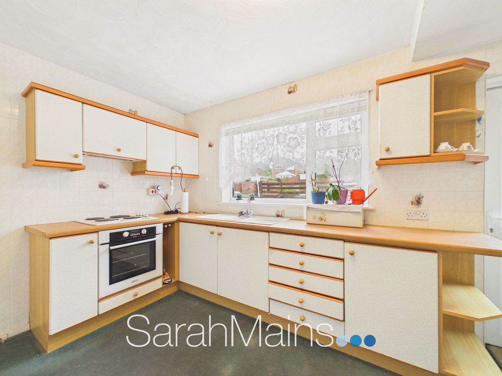 Property photo 3 of 11 Kitchen