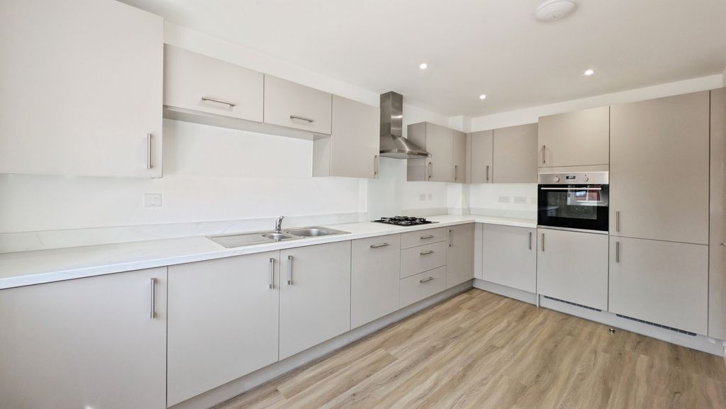 Property photo 2 of 16 5480432