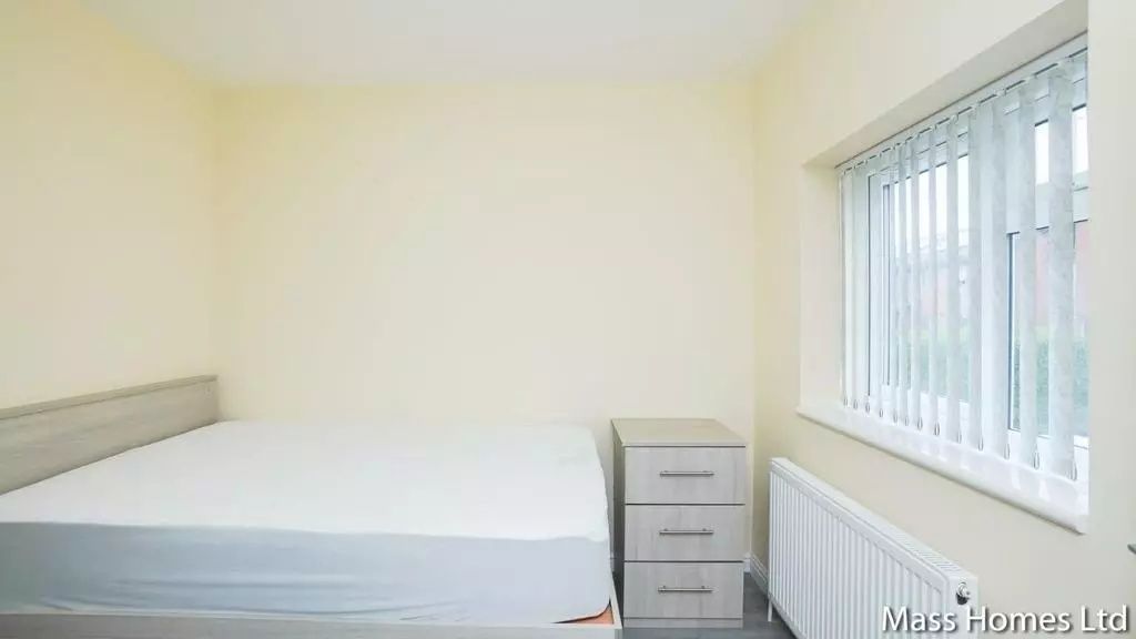 Property photo 3 of 10 Bright And Tidy Double Bedroom Featuring A Comfort...