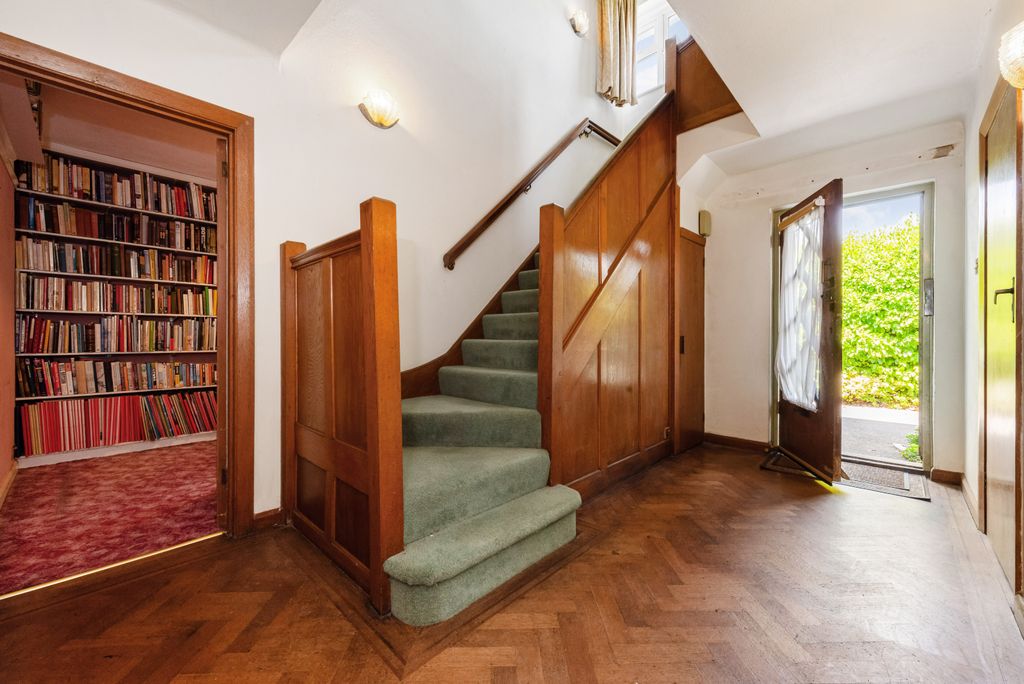 Property photo 2 of 34