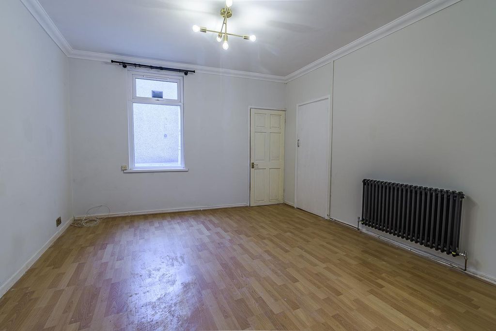 Property photo 3 of 21 Living / Dining Room