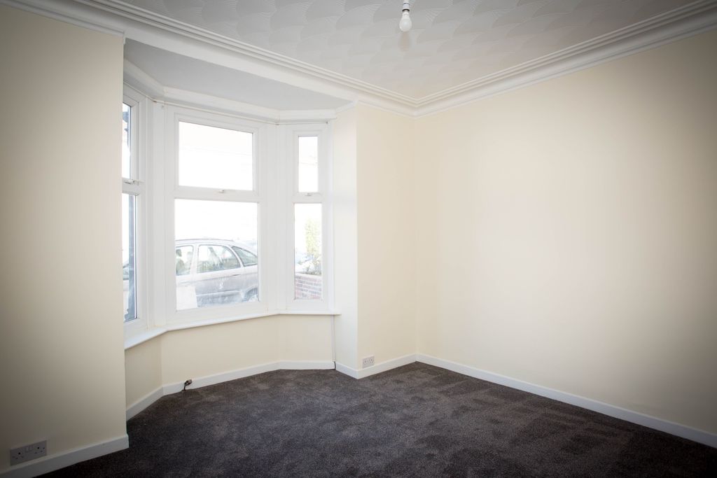 Property photo 3 of 13 Lounge