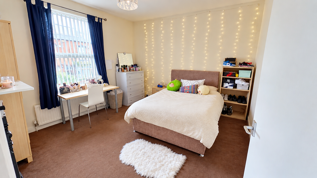 Property photo 2 of 12 Bright Cozy Student Bedroom
