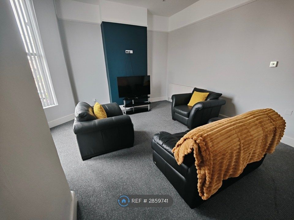 Property photo 3 of 10 Living Room