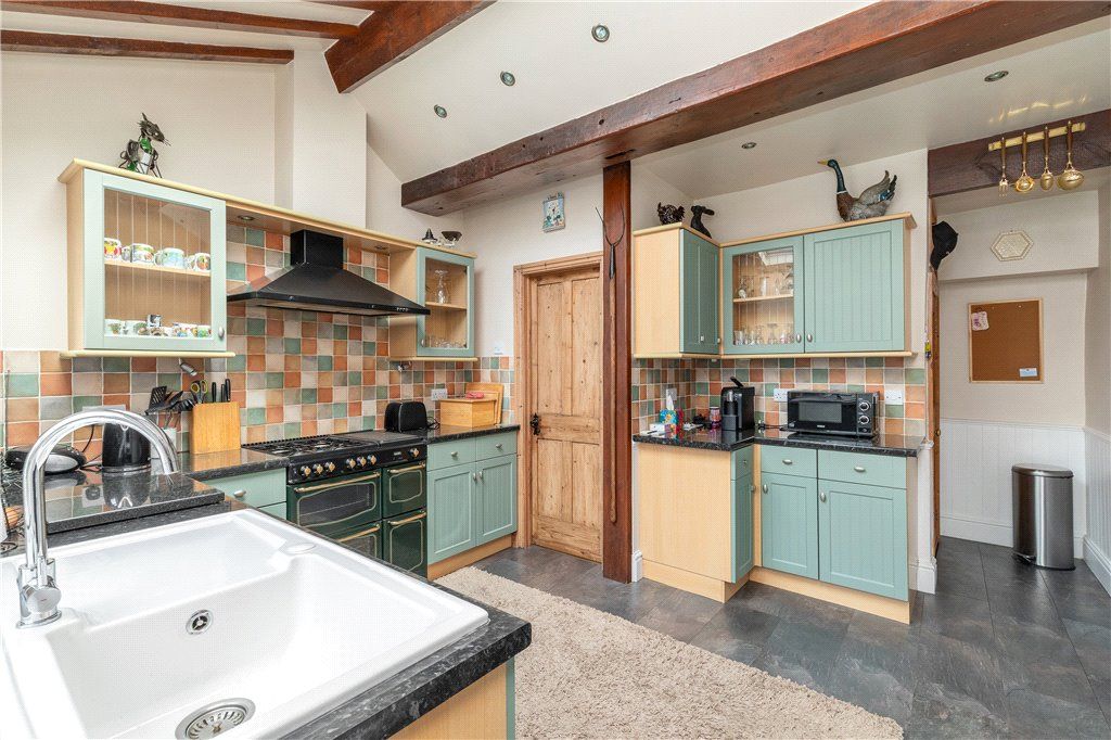 Property photo 3 of 31 Kitchen