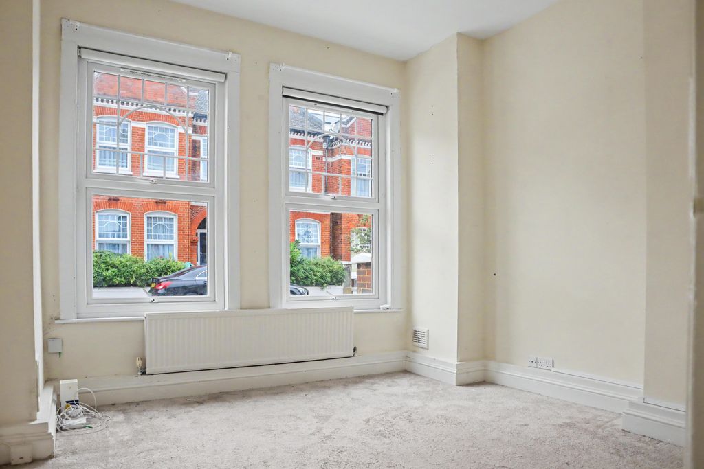 Property photo 2 of 20 Flat 1, 39 Dafforne Road, Tooting, London Sw17 8Ty