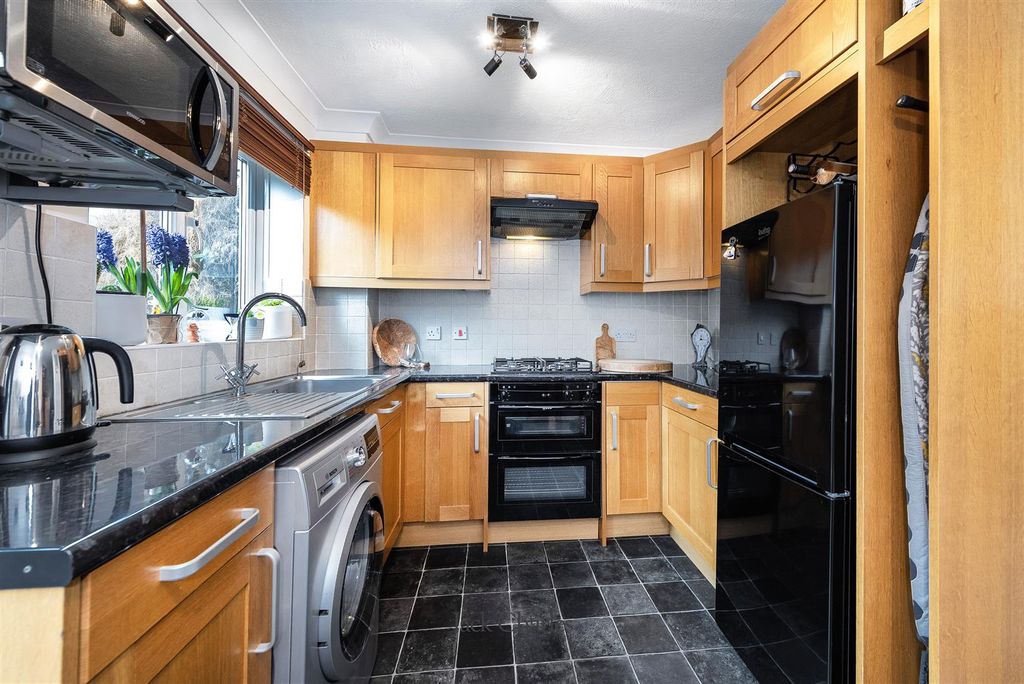 Property photo 2 of 12 118 Douglas Rd, Tn9 2Ue 005.Jpg