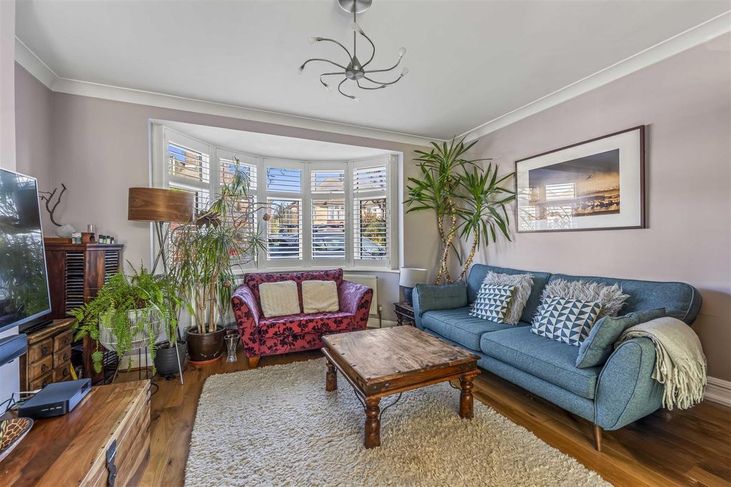 Property photo 3 of 33 60 Bassett Gardens, Isleworth Tw7 4Qy-4.Jpg