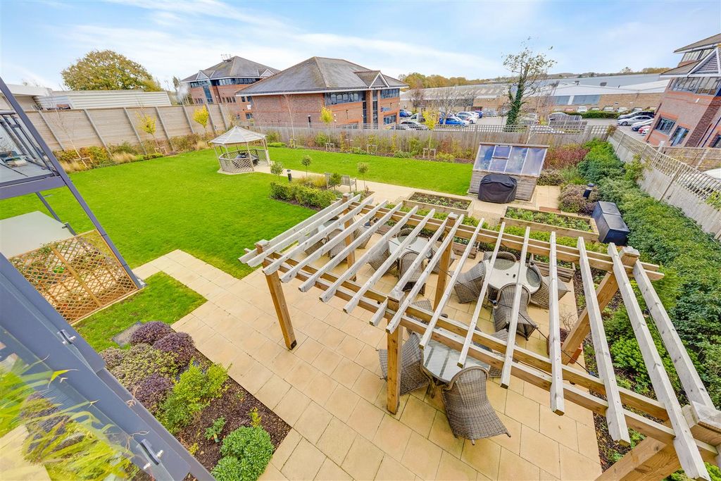 Additional image 11 of 2 bed flat for saleStation Road, Hook RG27