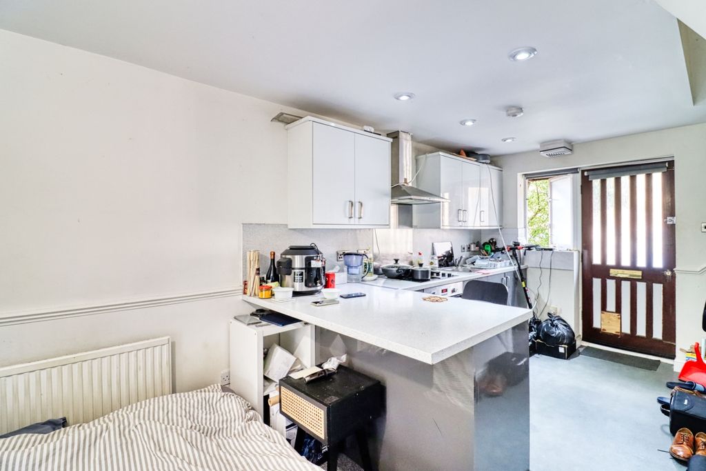 Property photo 3 of 7 Kitchen