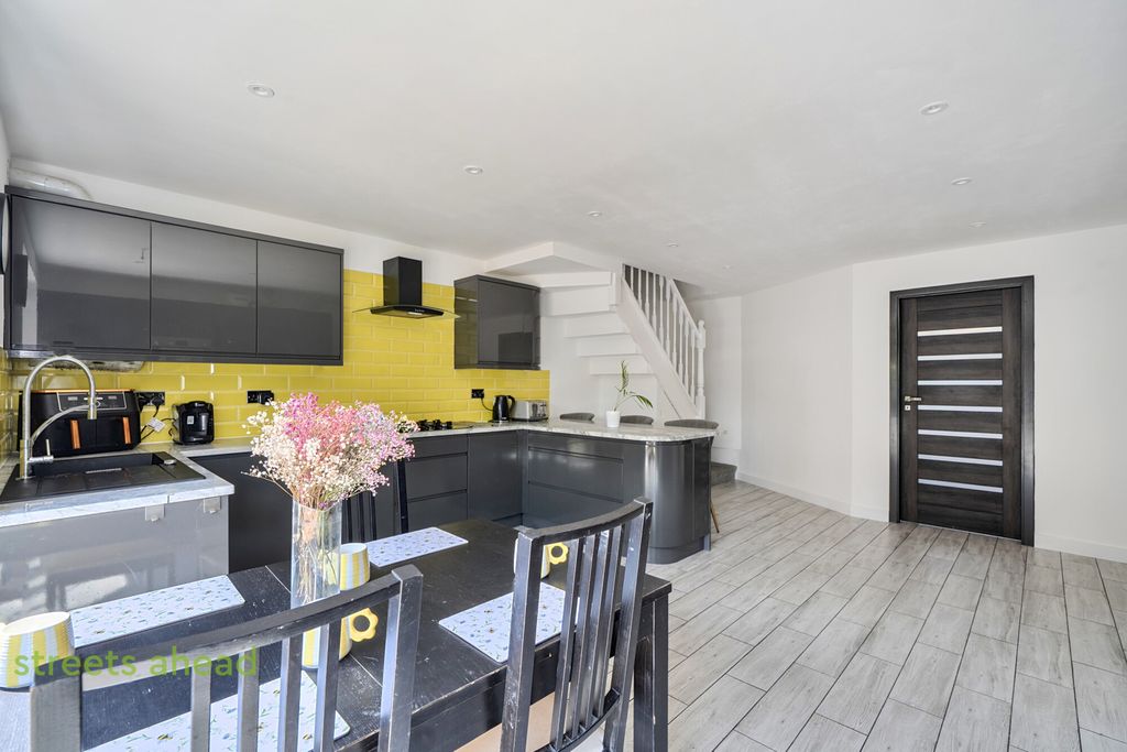 Property photo 3 of 14 B043Aae0-8598-4d2...