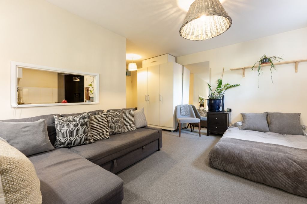 Property photo 3 of 8 Crozier House F10...