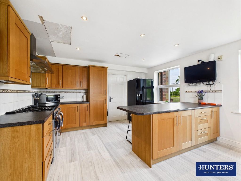 Property photo 3 of 35 Kitchen