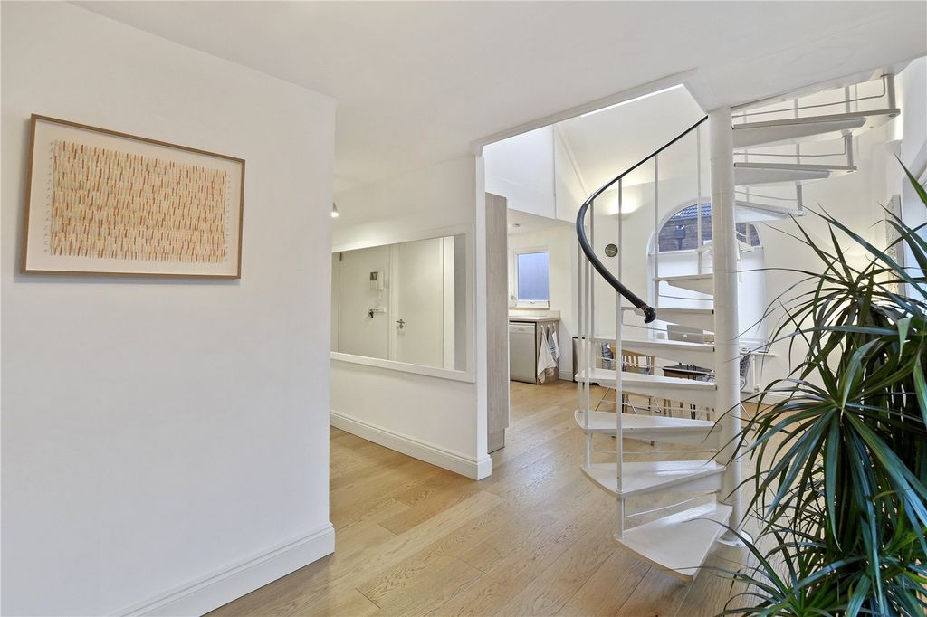 Property photo 3 of 10 Hallway