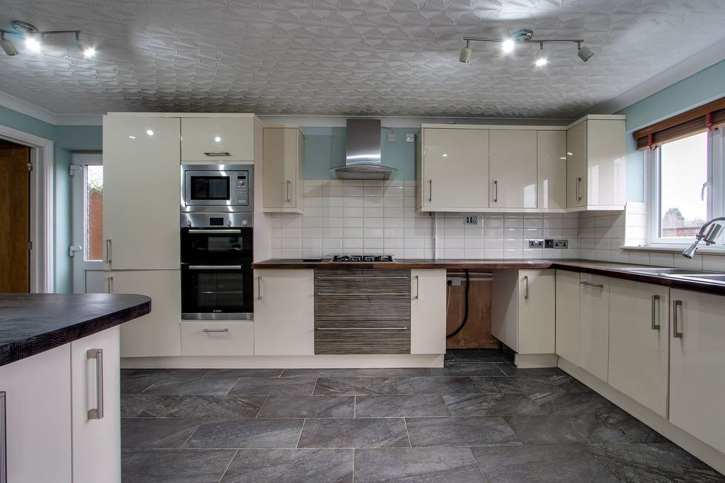 Property photo 2 of 24