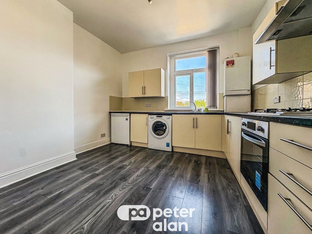 Property photo 3 of 18 Kitchen