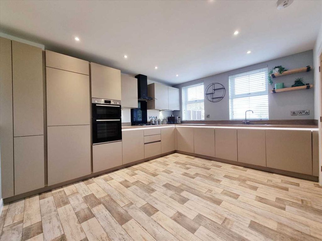Property photo 3 of 13 Kitchen Diner: