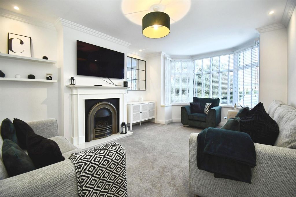 Property photo 2 of 24 Lounge