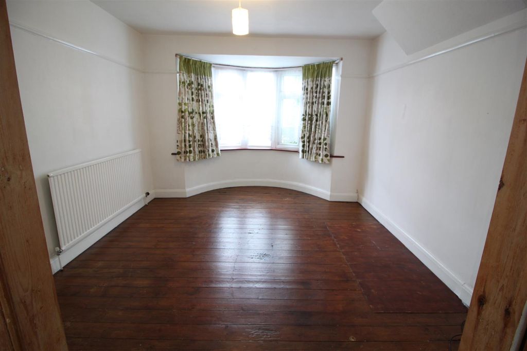 Property photo 1 of 8 Through Lounge / Diner