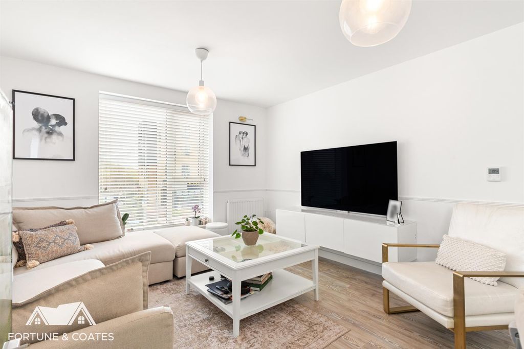 Property photo 2 of 17 Barnfieldway_10.Jpg