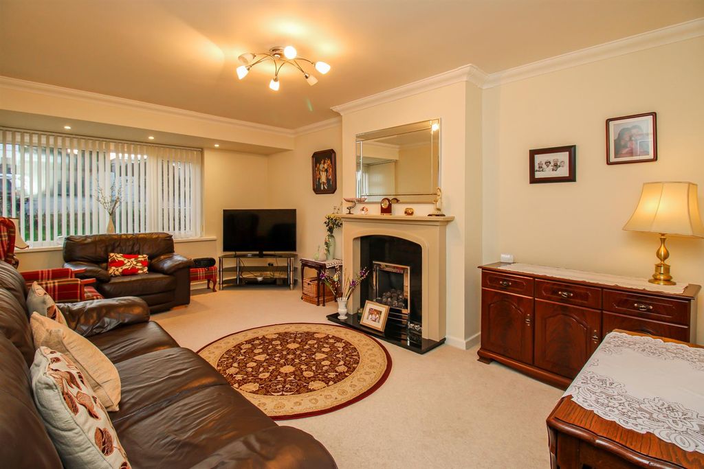 Property photo 2 of 8 Lounge