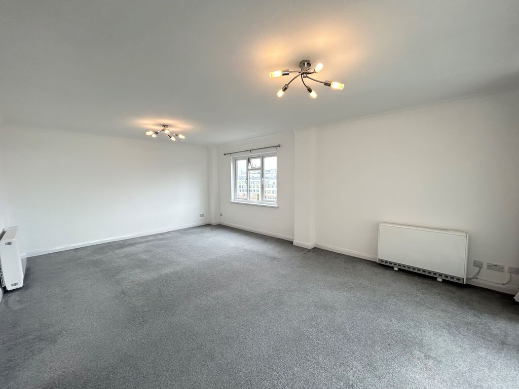 Property photo 3 of 14 Lounge