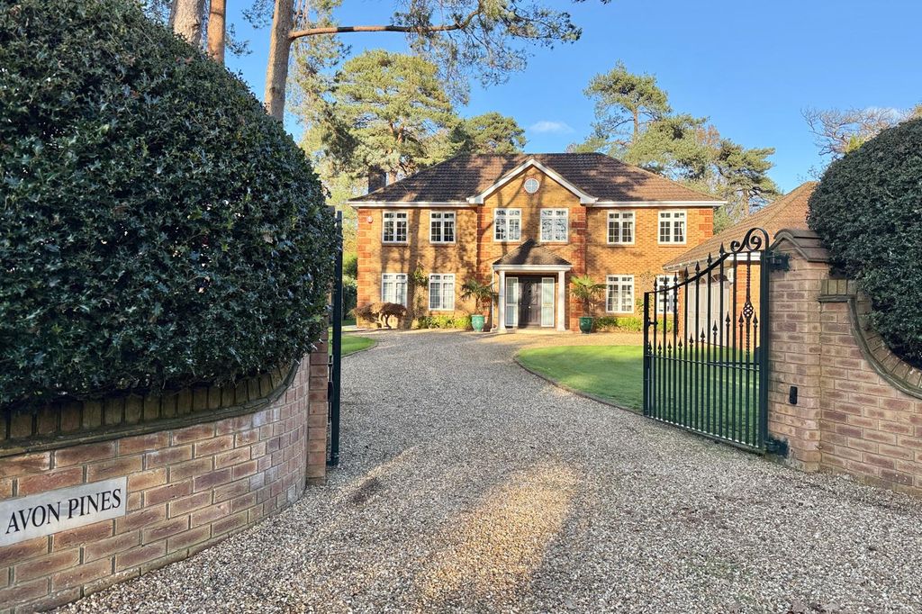 Property photo 1 of 30 4 Bedroom Detached Family Home
