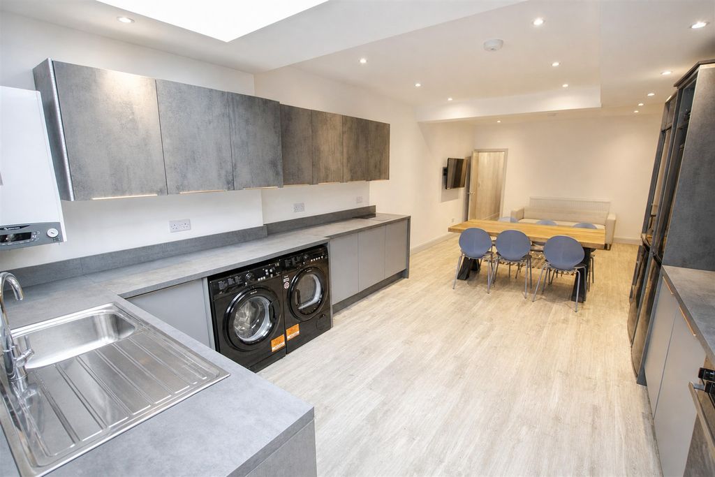 Property photo 1 of 13 Approach