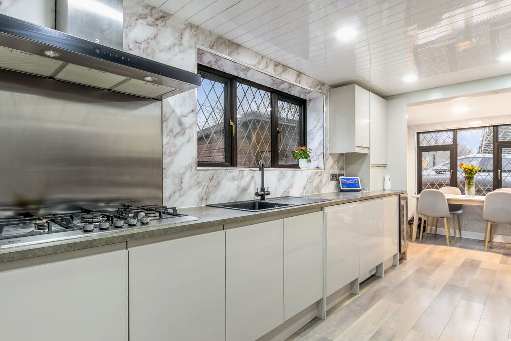 Property photo 2 of 19 4633864